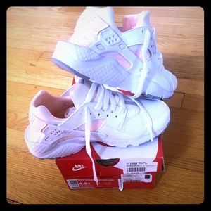 Nwb white pink nike huarache